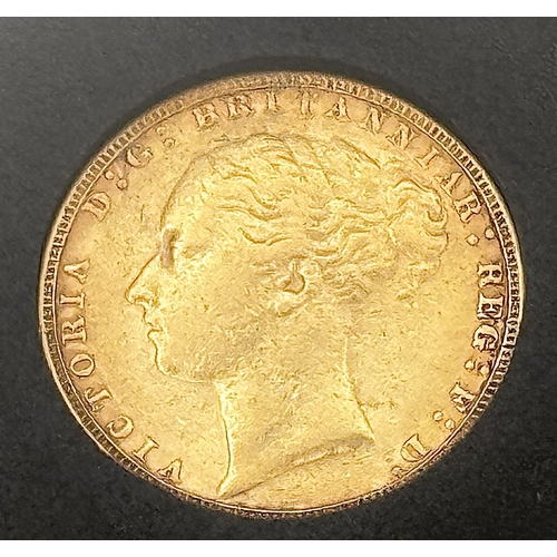 55 - An antique, 22 K yellow gold, full Sovereign of Queen Victoria (young head), dated 1880, kept in a c... 