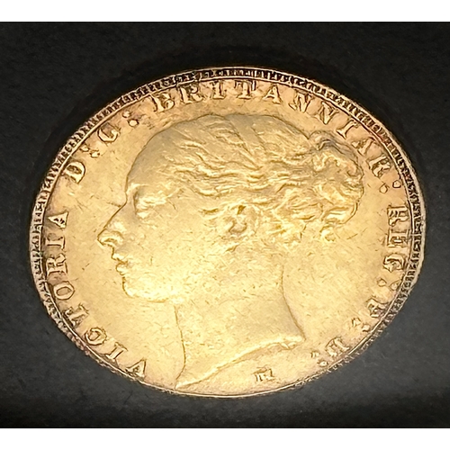 69 - An antique, 22 K yellow gold, full Sovereign of Queen Victoria (young head), dated 1886, kept in a c... 