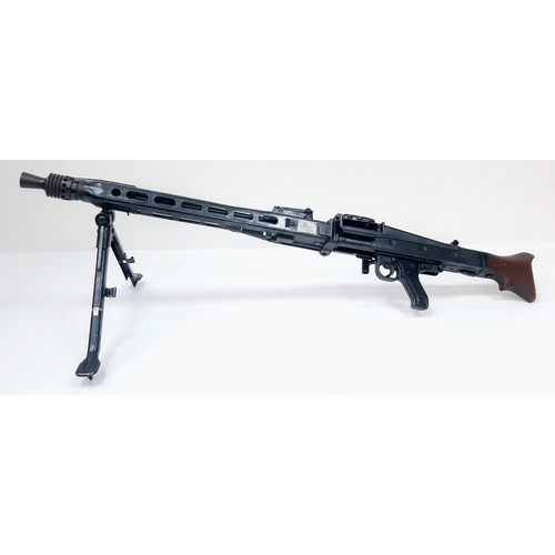 198 - A WW2 (1943) German (deactivated) MG42 Machine Gun. Used extensively by the Wehrmacht and Waffen SS ... 