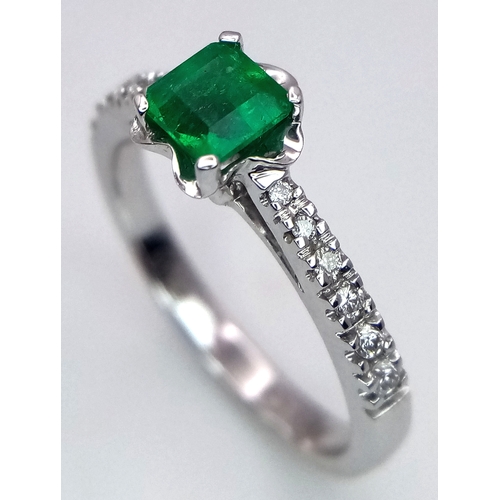 137 - AN 18K WHITE GOLD DIAMOND & EMERALD RING 3.1G TOTAL WEIGHT, SIZE L. Ref: JR 16