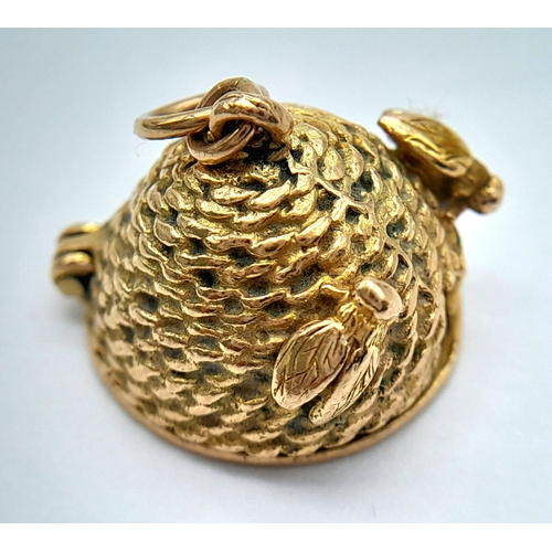 59 - A 9K YELOW GOLD BEEHIVE CHARM WHICH OPENS AND REVEALS THE WORDS 