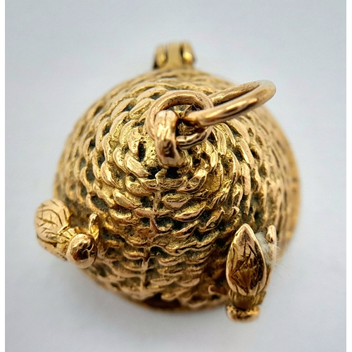 59 - A 9K YELOW GOLD BEEHIVE CHARM WHICH OPENS AND REVEALS THE WORDS 