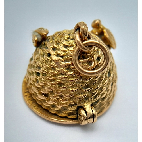 59 - A 9K YELOW GOLD BEEHIVE CHARM WHICH OPENS AND REVEALS THE WORDS 