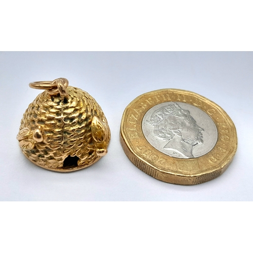 59 - A 9K YELOW GOLD BEEHIVE CHARM WHICH OPENS AND REVEALS THE WORDS 