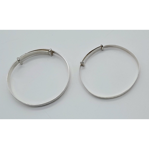 1518 - 2 X STERLING SILVER BABY / CHILDS BANGLES 7.8G TOTAL. Ref: 4132 / 4114