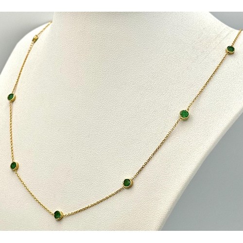 491 - An 18K Yellow Gold Emerald Necklace. 10 round-cut set emeralds. 46cm. 3.8g