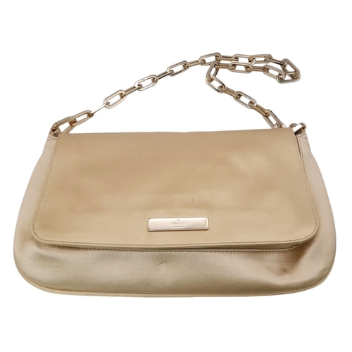 412 - A Gucci Satin Chain Shoulder Bag. Beige satin exterior with a silver-tone chain-link strap. Flap ope... 