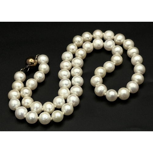 532 - A Cultured Pearl Necklace with a 9K Gold Clasp. 38cm. Ref: 20864