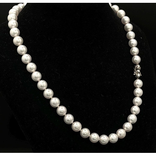 673 - A Beautiful Pastel Tint Pearl Necklace with an 18K Gold and Three Diamond Clasp. Pearls 7/8mm. 0.30c... 