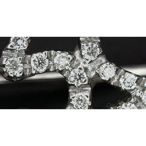 906 - An 18K White Gold and Diamond Brooch. Graduated encrusted stars. 3cm. 4.7g total weight.