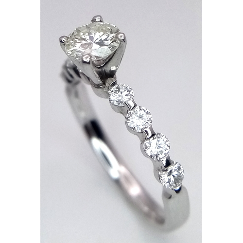 39 - A 14K WHITE GOLD DIAMOND SOLITAIRE WITH DIAMOND SHOULDERS 0.60CT ROUND CENTRE DIAMOND WITH 0.40CT SH... 