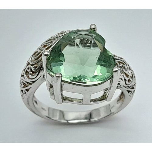 872 - A Very Detailed Design, Sterling Silver, Scroll and Snake Design Emerald Green Stone Heart Ring Size... 