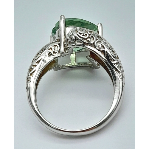 872 - A Very Detailed Design, Sterling Silver, Scroll and Snake Design Emerald Green Stone Heart Ring Size... 