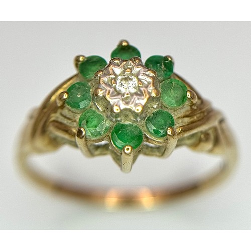 112 - Extremely pretty 9 CARAT GOLD DIAMOND & GREEN CHALCEDONY RING. Having a central DIAMOND with GREEN C... 