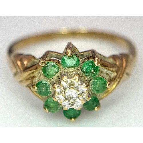 112 - Extremely pretty 9 CARAT GOLD DIAMOND & GREEN CHALCEDONY RING. Having a central DIAMOND with GREEN C... 