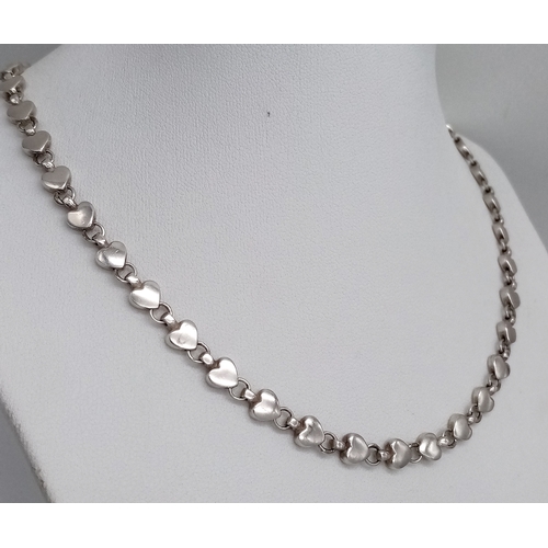 1330 - A stunning Italy silver heart link necklace. Total weight 26.4G. Total length 20cm.