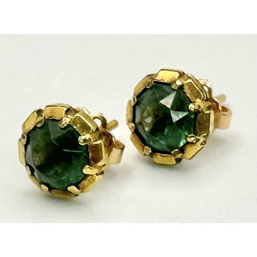 43 - A Pair of 18K Yellow Gold and Emerald Stud Earrings. 2.5g