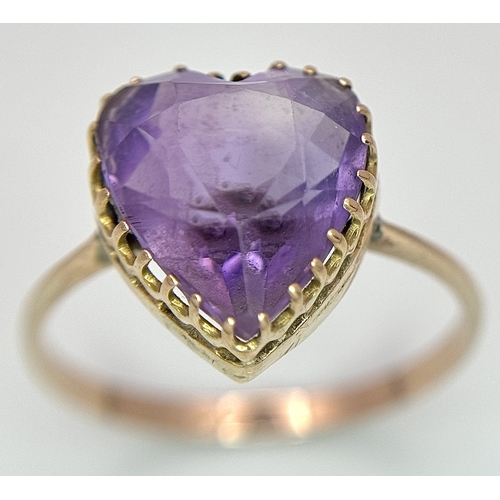 1205 - A 9K Yellow Gold Amethyst Heart Ring. Size R. 2.5g