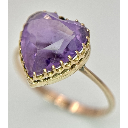 1205 - A 9K Yellow Gold Amethyst Heart Ring. Size R. 2.5g