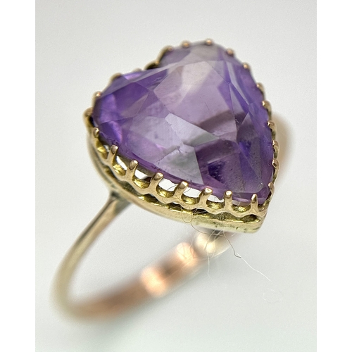 1205 - A 9K Yellow Gold Amethyst Heart Ring. Size R. 2.5g