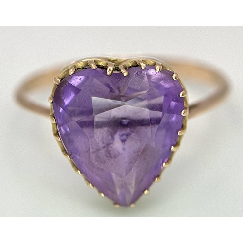 1205 - A 9K Yellow Gold Amethyst Heart Ring. Size R. 2.5g