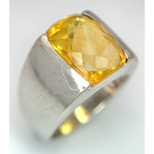 15 - A Vintage 18K White Gold Citrine Ring. A beautifully faceted 6ct central citrine. Size Q. 16.1g