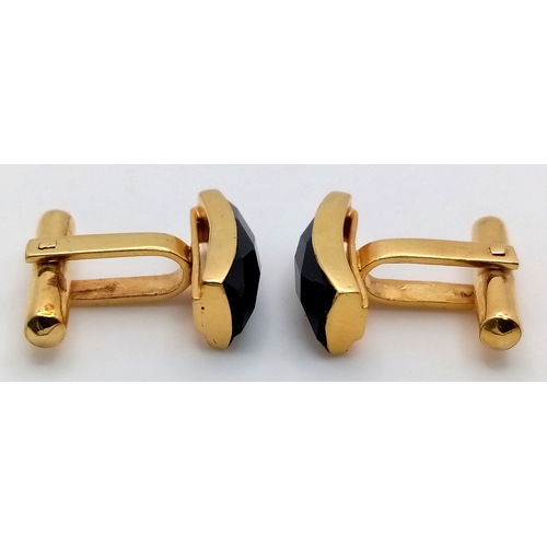 43 - A Pair of Rich 18K Yellow Gold and Black Onyx Cufflinks. 9.4g