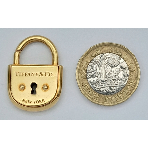 12 - A TIFFANY & CO 18K YELLOW GOLD PADLOCK PENDANT. 16G.  3CM. REF:TAN4004.