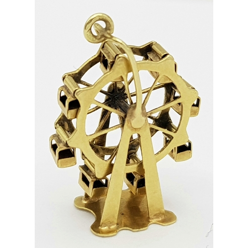 481 - A 9K YELLOW GOLD VINTAGE FERRIS WHEEL CHARM WHICH SPINS AROUND AND THE CARS SWING ALSO. UNUSUAL PIEC... 