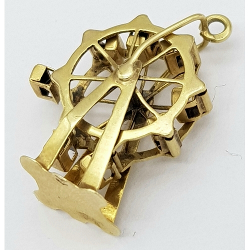 481 - A 9K YELLOW GOLD VINTAGE FERRIS WHEEL CHARM WHICH SPINS AROUND AND THE CARS SWING ALSO. UNUSUAL PIEC... 