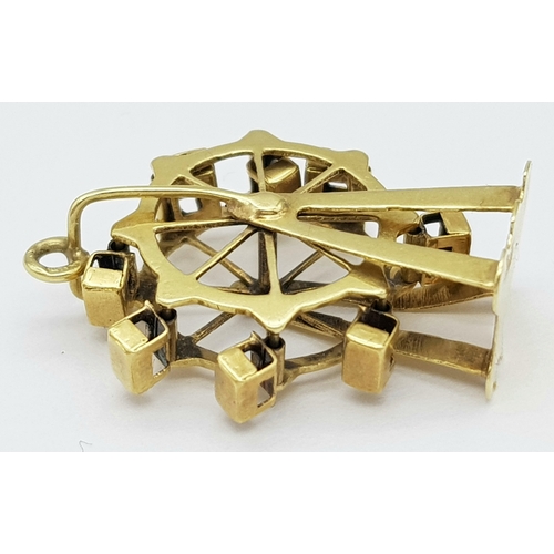 481 - A 9K YELLOW GOLD VINTAGE FERRIS WHEEL CHARM WHICH SPINS AROUND AND THE CARS SWING ALSO. UNUSUAL PIEC... 