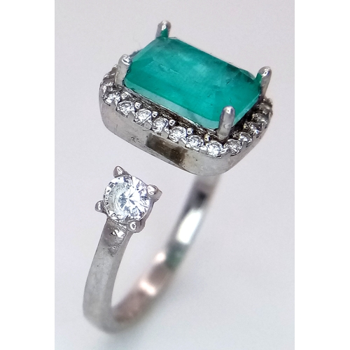 502 - A STERLING SILVER EMERALD SET RING - 2G. 1.75CT EMERALD CUT EMERALD. TAN4009