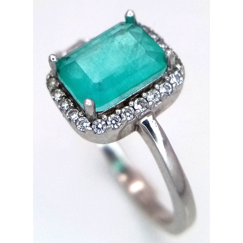 502 - A STERLING SILVER EMERALD SET RING - 2G. 1.75CT EMERALD CUT EMERALD. TAN4009