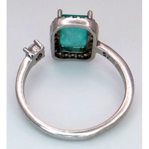 502 - A STERLING SILVER EMERALD SET RING - 2G. 1.75CT EMERALD CUT EMERALD. TAN4009