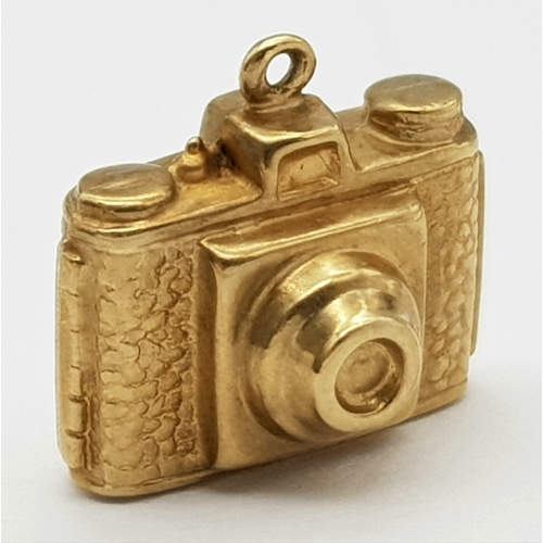 509 - A 9K YELLOW GOLD CAMERA CHARM. 0.9G. A/S1213.