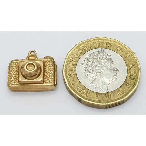 509 - A 9K YELLOW GOLD CAMERA CHARM. 0.9G. A/S1213.