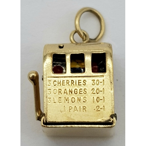 88 - A 14K YELLOW GOLD VINTAGE FRUIT MACHINE ONE ARM BANDIT CHARM WITH ARM THAT PULLS 3.8G TOTAL WEIGHT, ... 