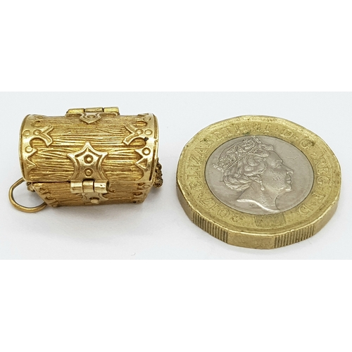 158 - A 9K YELLOW GOLD PIRATES TREASURE CHEST CHARM WHICH OPENS TO REVEAL SWORD, GOBLET AND TRREASURE. 6.8... 