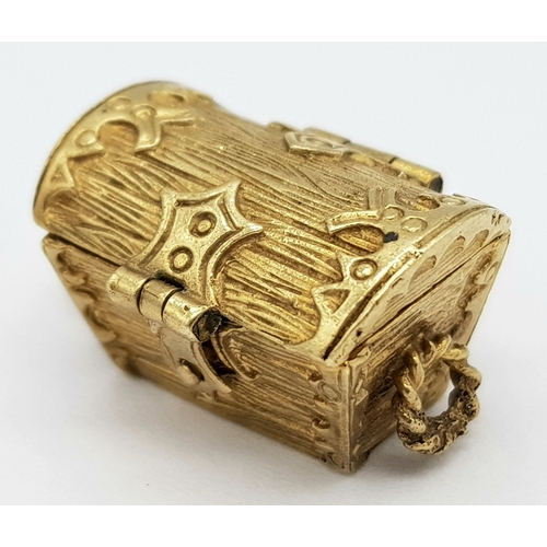 158 - A 9K YELLOW GOLD PIRATES TREASURE CHEST CHARM WHICH OPENS TO REVEAL SWORD, GOBLET AND TRREASURE. 6.8... 