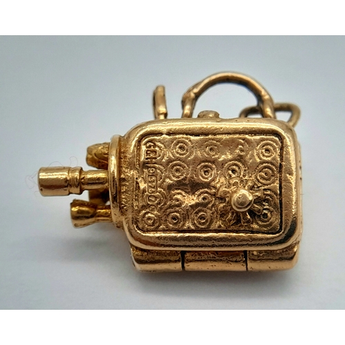 226 - A 9K YELLOW GOLD VINTAGE MOVIE CAMERA OPENS TO WOMEN WATCH THE BIRDY INSIDE. 5.3G TOTAL WEIGHT , 17M... 