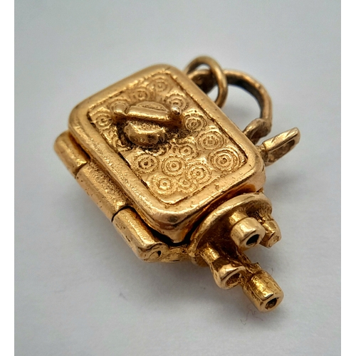 226 - A 9K YELLOW GOLD VINTAGE MOVIE CAMERA OPENS TO WOMEN WATCH THE BIRDY INSIDE. 5.3G TOTAL WEIGHT , 17M... 