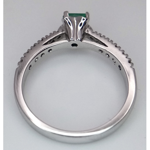 137 - AN 18K WHITE GOLD DIAMOND & EMERALD RING 3.1G TOTAL WEIGHT, SIZE L. Ref: JR 16