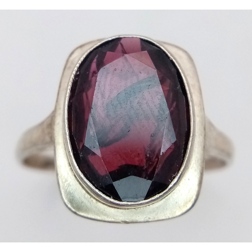 1641 - A Vintage Silver and Large Garnet Ring. Size W.