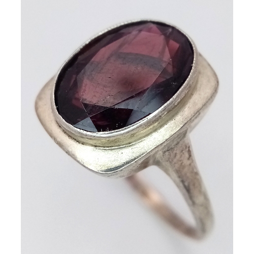 1641 - A Vintage Silver and Large Garnet Ring. Size W.