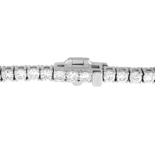 142 - An 18K White Gold 2.21ct Diamond Tennis Bracelet. Versatile diamond bracelet glittering with 2.21 ca... 