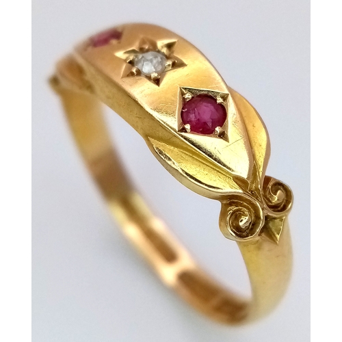 369 - AN 18K YELLOW GOLD ANTIQUE DIAMOND & RUBY THREE STONE RING 2.2G TOTAL WEIGHT, SIZE L. Ref: SC 4046