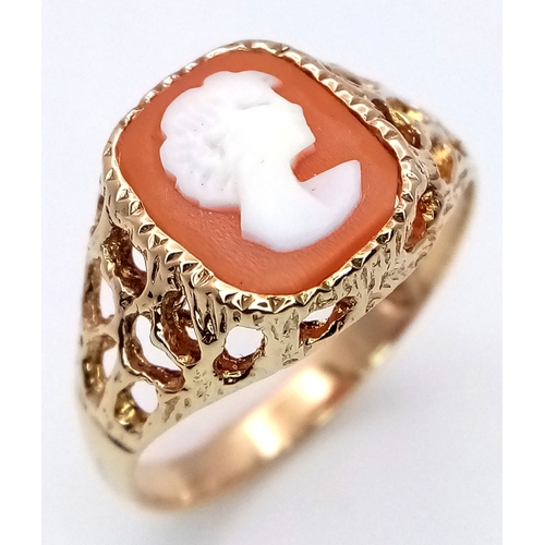 493 - A Very Attractive, Vintage, Hallmarked 1970/71, 9 Carat Gold Cameo Ring Size Q. The Ring measures 1.... 