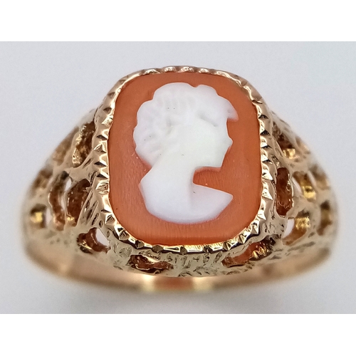 493 - A Very Attractive, Vintage, Hallmarked 1970/71, 9 Carat Gold Cameo Ring Size Q. The Ring measures 1.... 