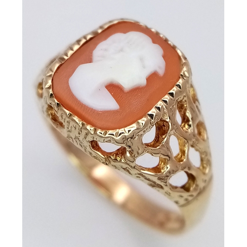 493 - A Very Attractive, Vintage, Hallmarked 1970/71, 9 Carat Gold Cameo Ring Size Q. The Ring measures 1.... 