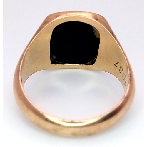 246 - A Vintage 9K Yellow Gold Onyx Signet Ring. Size V. 9.1g.